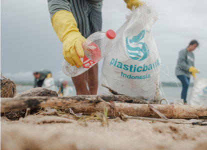 People from Plastic Bank working together to pick up rubbish at the beach