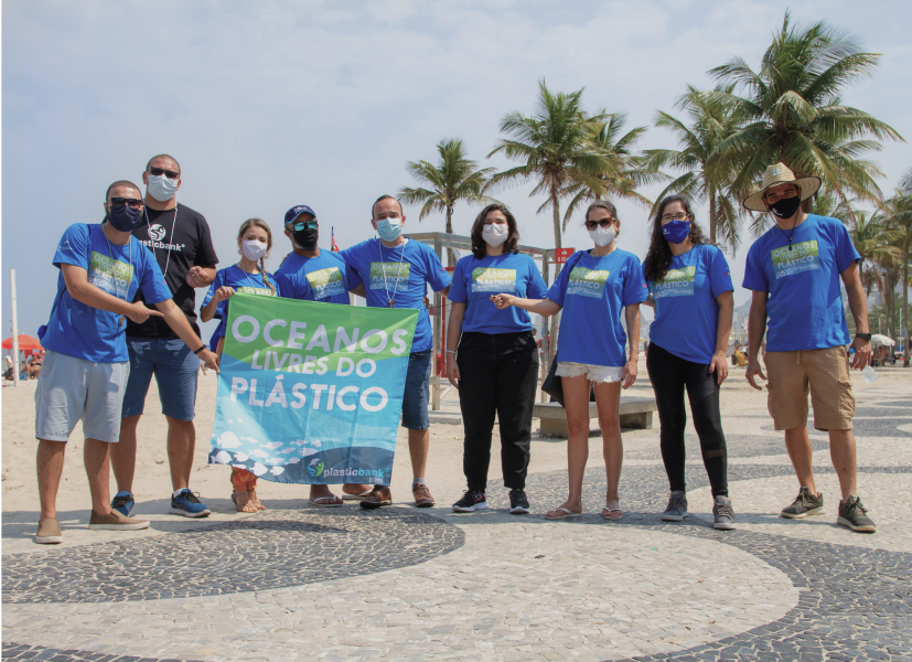 Group of people with a poster oceanos livers do plastico