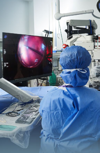 Surgeon in Operating Room using Alcon Visualization Equipment