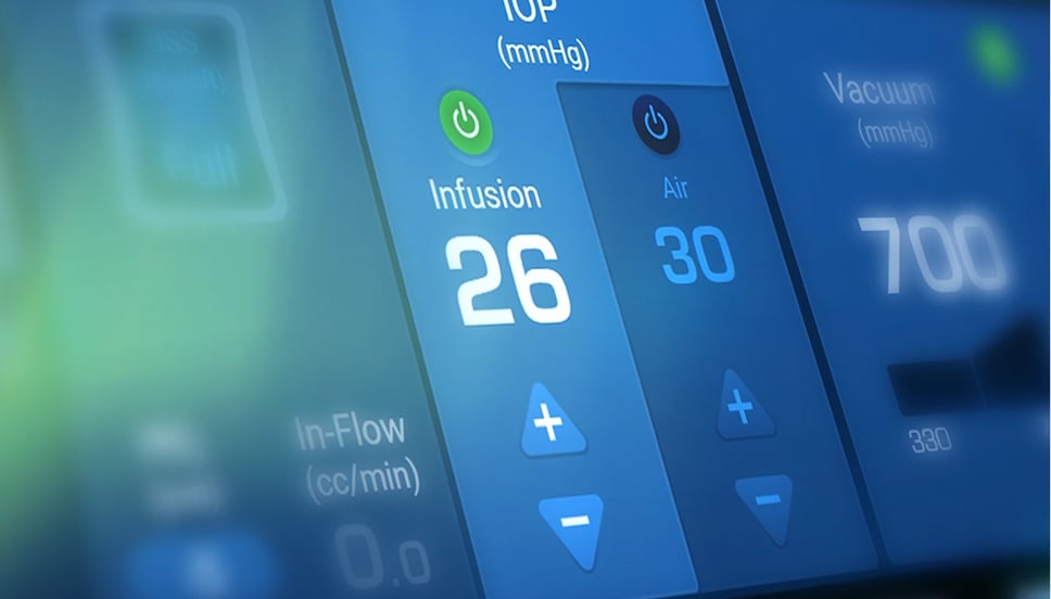 Gros plan de l'écran tactile d'un système chirurgical affichant une infusion à 26 mmHg, l'air à 30 et un vacuum à 700 mmHg avec des boutons de commande