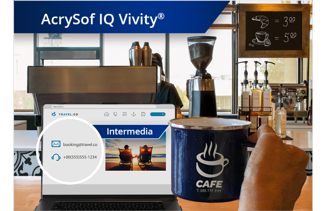 Imagen más nítida de cafetería con vista de la zona con cafeteras y otros ingredientes. Hay un ordenador portátil abierto sobre la barra y la mano de una persona que sujeta una taza de café a la derecha de la pantalla del portátil. Aparece un texto blanco en la esquina superior izquierda de esta imagen que dice “AcrySof IQ Vivity.”