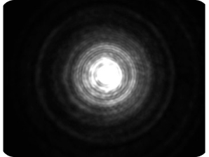 Fondo negro con una luz brillante en el medio, mostrando el mayor halo alrededor de la luz si se compara con las otras tres imágenes, que representa la medición de halo del banco óptico para la LIO ZEISS AT LARA Diffractive EDF.