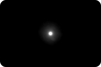 Fondo negro con una luz brillante en el medio que representa la medición de halo del banco óptico para la LIO AcrySof® IQ Monofocal.