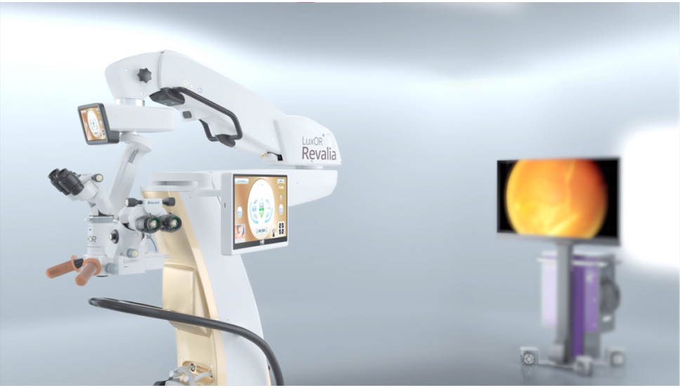 Imagen del microscopio LuxOR Revalia en primer plano con el sistema de visualización 3D NGENUITY 3D en el fondo. Un botón de play indica que es un vídeo.