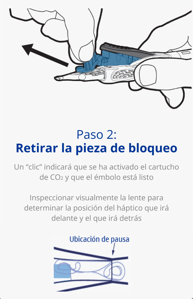 Ilustración de una mano que sujeta el sistema inyector AutonoMe. Una flecha negra apunta hacia afuera desde el cartucho del dispositivo para indicar un movimiento de tirar. Ilustración de la pieza del émbolo/cartucho del sistema inyector AutonoMe. Una flecha azul oscuro apunta hacia la LIO doblada que está en el cartucho de AutonoMe con un texto que dice “Ubicación de pausa”.