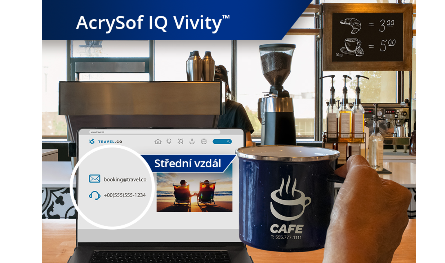Ostrý obrázek  kavárny s pohledem zpoza pultu s kávovary a dalšími předměty. Na pultu leží otevřený notebook a vpravo na obrázku je vidět ruka zvedající hrnek s kávou. V levém horním rohu tohoto obrázku je nápis „AcrySof IQ Vivity“.