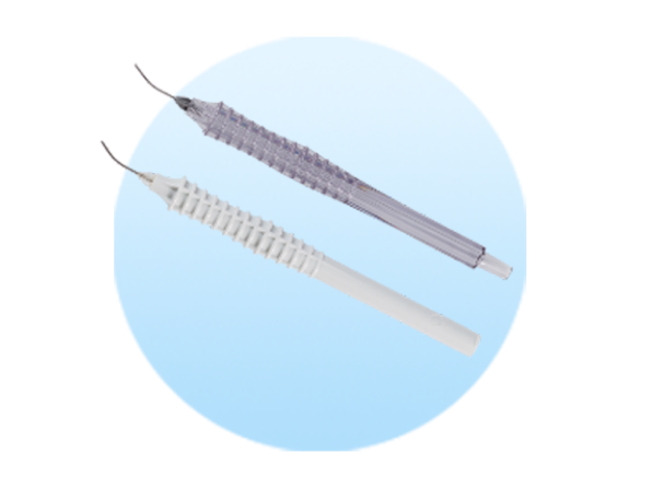 Zystotom, Kannüle und chirurgische Nadel auf einem hellblauen, kreisförmigen Hintergrund.