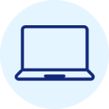 Blaues Symbol eines aufgeklappten Laptops in hellblauem Kreis auf blauem Hintergrund.