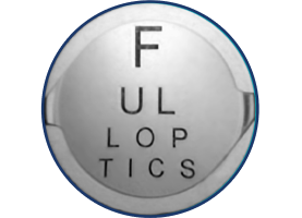 Nahaufnahme der Clareon IOL mit Buchstaben dahinter, die die volle Ausnutzung der 6 mm asphärischen Optik zeigt.