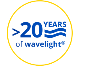 Logo zur Feier von mehr als 20 Jahren Wavelight®-Technologie, mit blauem Text in einem gelben Kreis auf weißem Hintergrund.