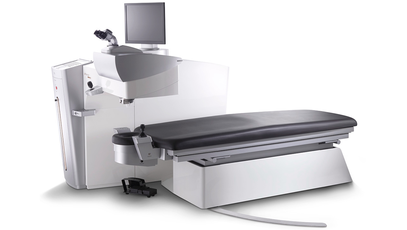 Eine Seitenansicht der Alcon Wavelight® FS200 Femtosekunden Laser, mit ausgeschaltetem Monitor