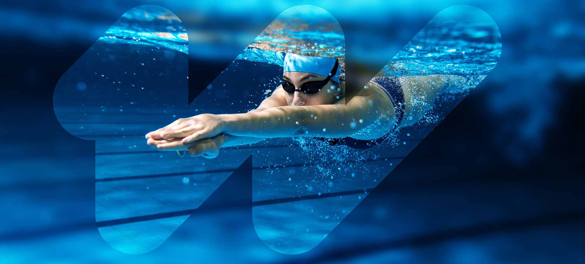 Unterwasseransicht eines Schwimmers, der im Pool vorwärts gleitet
