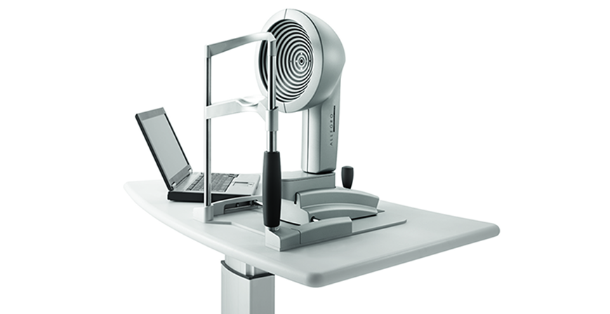 Eine Nahaufnahme des Alcon Wavelight® Topolyzer VARIO™ Geräts aus der Seitenperspektive.