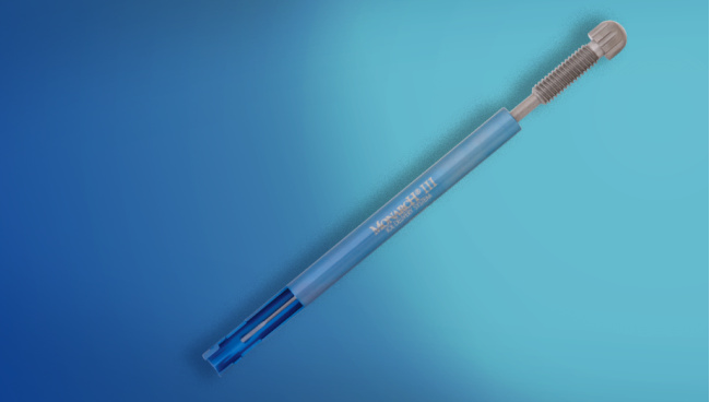 Ein Bild des Monarch III IOL Implantationssystems vor blauem Hintergrund.