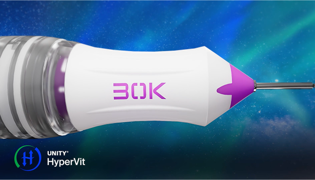 Nahaufnahme der UNITY HyperVit 30K-Chirurgie-Sonde mit einem weißen und lila Griff, vor einem blau-grünen Aurora-Hintergrund gezeigt