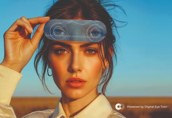 Frau im Freien hält eine transparente digitale Überlagerung über ihre Augen
