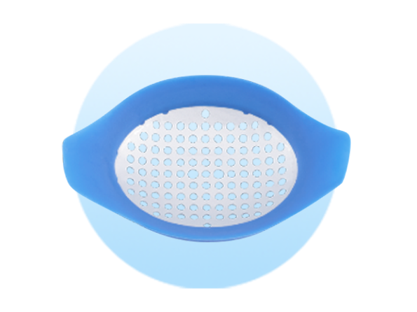 Protector ocular de plástico sobre un fondo circular azul claro.