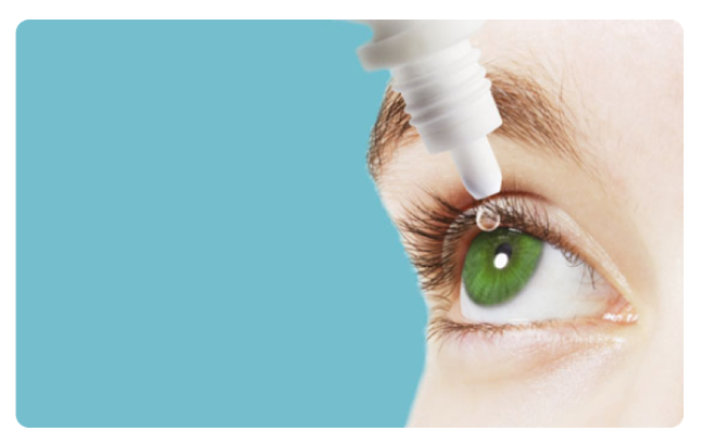 Primer plano de ojo y colirio