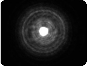 Fondo negro con una luz brillante en el medio, con un halo alrededor de la luz mayor que el de las LIOs AcrySof® IQ Monofocal y AcrySof IQ Vivity® que representa la medición de halo del banco óptico para la LIO TECNIS Symfony Diffractive EDF.