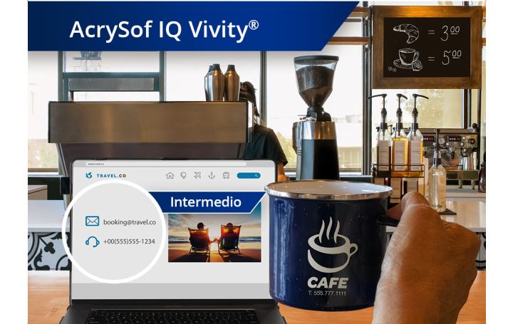 Imagen más nítida de cafetería con vista de la zona con cafeteras y otros ingredientes. Hay un ordenador portátil abierto sobre la barra y la mano de una persona que sujeta una taza de café a la derecha de la pantalla del portátil. Aparece un texto blanco en la esquina superior izquierda de esta imagen que dice “AcrySof IQ Vivity.”