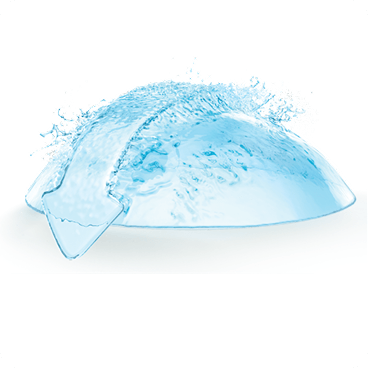 Representación de una lente de contacto AIR OPTIX COLORS rodeada de agua, ilustrando hidratación y comodidad para el uso diario
