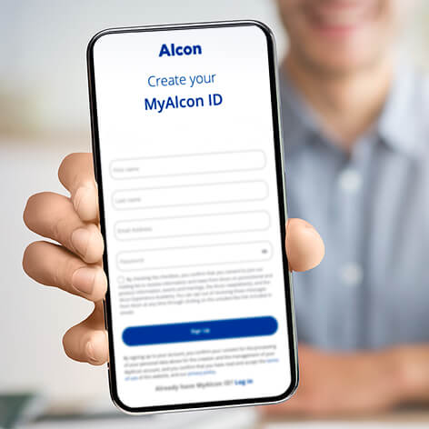Persona sosteniendo un smartphone que muestra la pantalla de registro “Create your MyAlcon ID” en el sitio de Alcon.