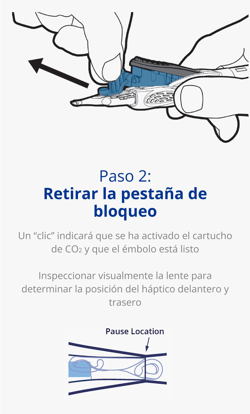 Ilustración de una mano que sujeta el sistema inyector AutonoMe. Una flecha negra apunta hacia afuera desde el cartucho del dispositivo para indicar un movimiento de tirar. Ilustración de la pieza del émbolo/cartucho del sistema inyector AutonoMe. Una flecha azul oscuro apunta hacia la LIO doblada que está en el cartucho de AutonoMe con un texto que dice “Ubicación de pausa”.