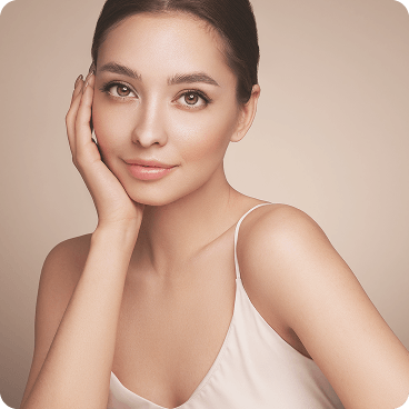 Retrato de una mujer usando lentes de contacto de color FreshLook, mostrando una apariencia natural y ojos realzados
