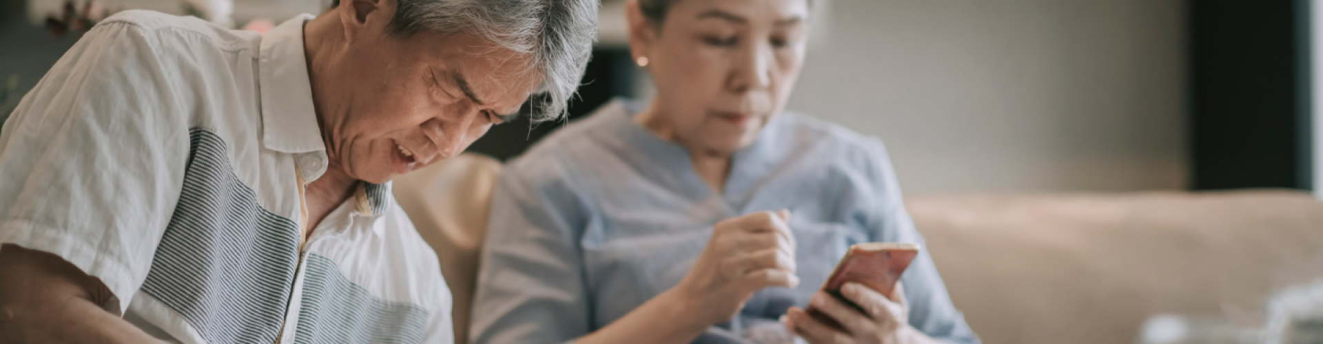 Pareja de ancianos buscando información en su teléfono»
