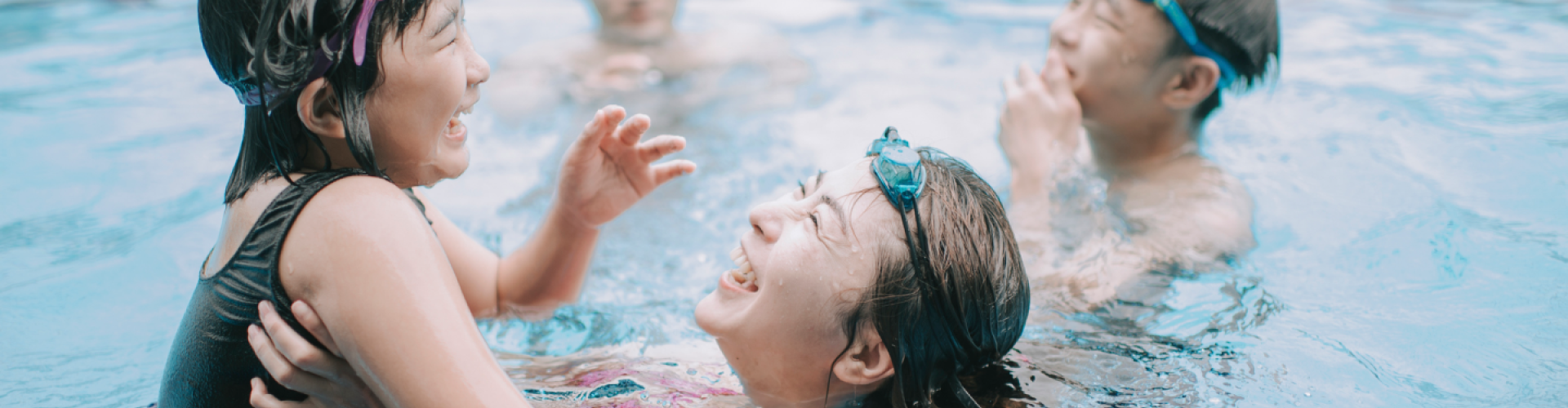 Grupo de personas en una piscina