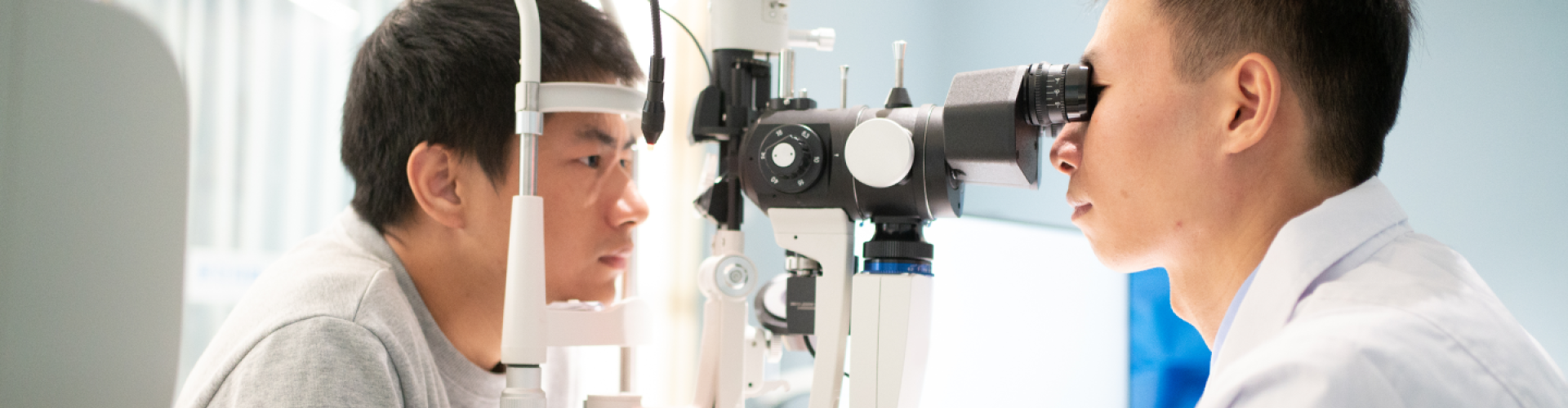 Profesional de la visión y paciente durante un examen ocular
