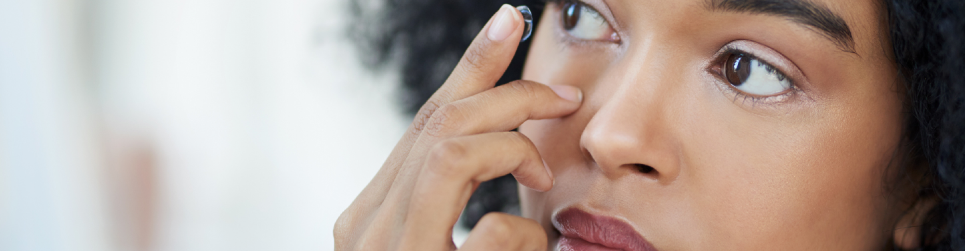 Mujer aplicándose una lente de contacto