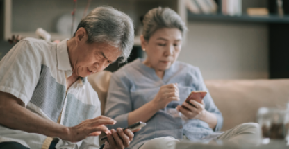 Pareja de ancianos buscando información en su teléfono»