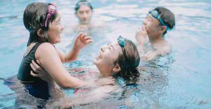 Grupo de personas en una piscina