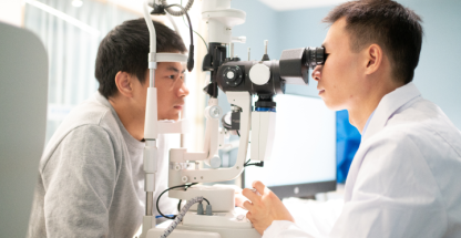 Profesional de la visión y paciente durante un examen ocular