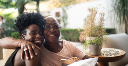 Una madre sonriente con su hija
