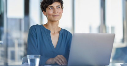 Mujer sonriente con un portátil en la oficina