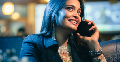 Mujer hablando por teléfono