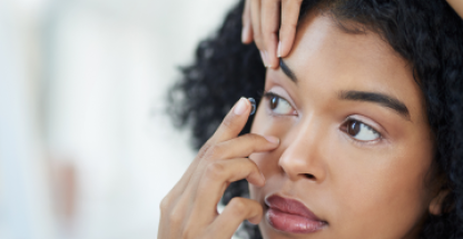 Mujer aplicándose una lente de contacto