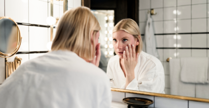 mujer quitándose las lentillas