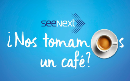 Imagen promocional con fondo azul y el texto “¿Nos tomamos un café?” junto al logotipo de "seeNext" y una taza de café que reemplaza la letra "o".