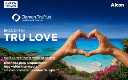 Promoción de la lente intraocular Clareon® TruPlus con una vista costera y unas manos formando un corazón para representar una experiencia visual mejorada