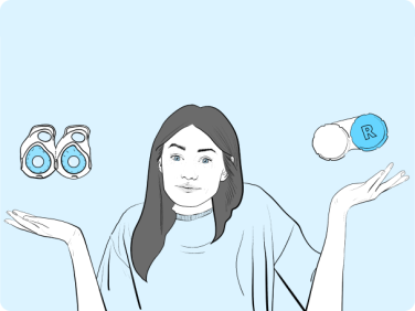 Imagen de una mujer eligiendo lentes de contacto diarias frente a mensuales