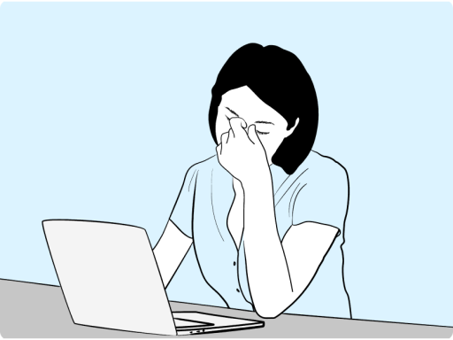 Mujer frente al ordenador frotándose los ojos