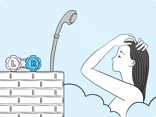 Mujer en la ducha y envase de lentes de contacto