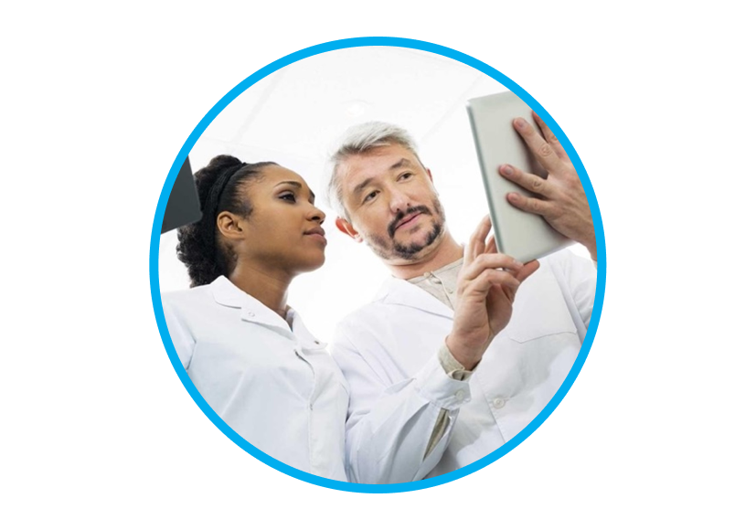 Image d'un homme et d'une femme portant une blouse de laboratoire et interagissant avec une tablette.