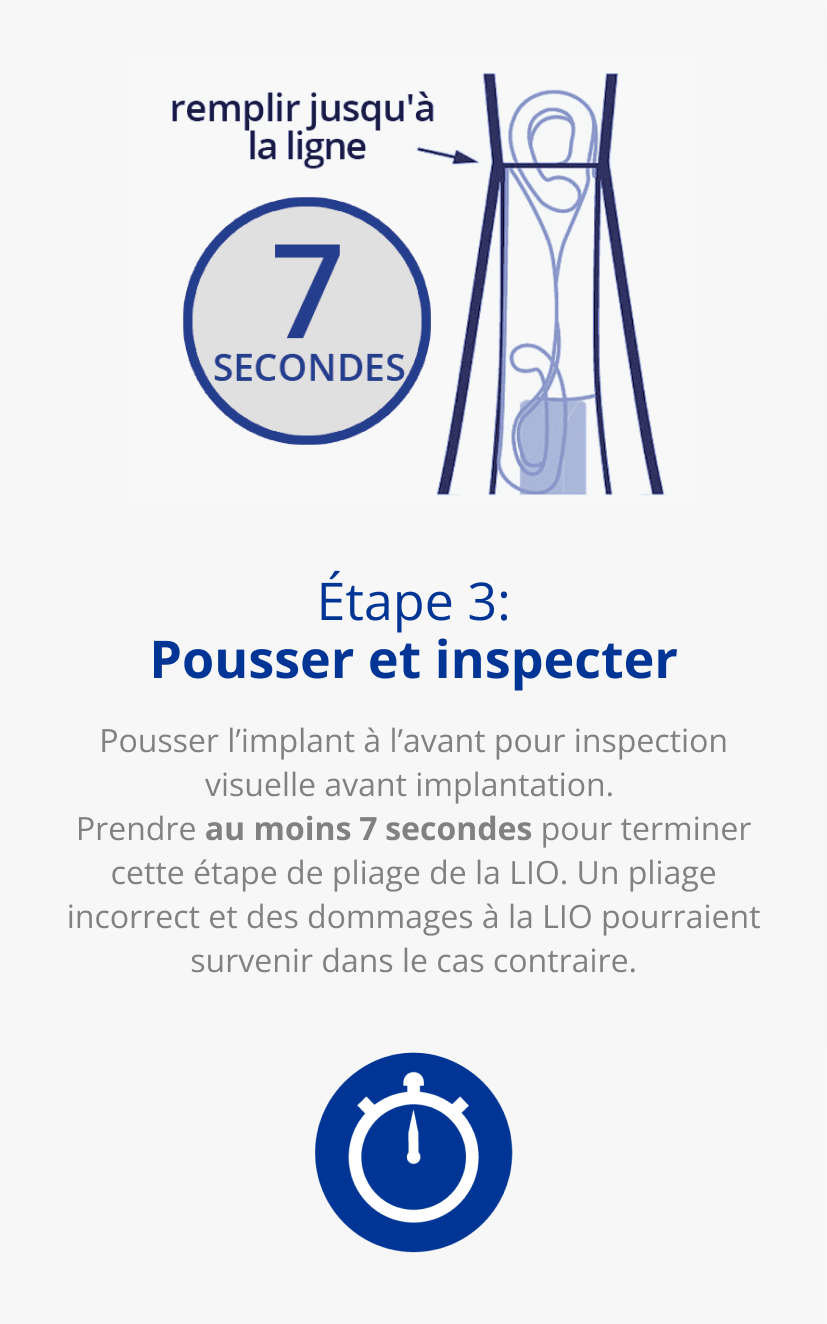 Illustration de la troisième étape de la préparation de l'implant UltraSert. Pousser pour plier, puis inspecter. Une flèche bleue pointe vers le dispositif avec le texte 'Fill-to Line'. Un grand cercle bleu avec le texte '7 secondes' se trouve à gauche du système de délivrance préchargé UltraSert pour souligner qu'il faut au moins 7 secondes pour réaliser cette étape de pliage de la lentille.