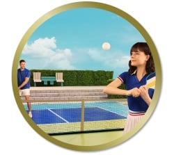 Personne sur un terrain de sport extérieur tenant une raquette, avec un court et un ciel dégagé en arrière-plan.
