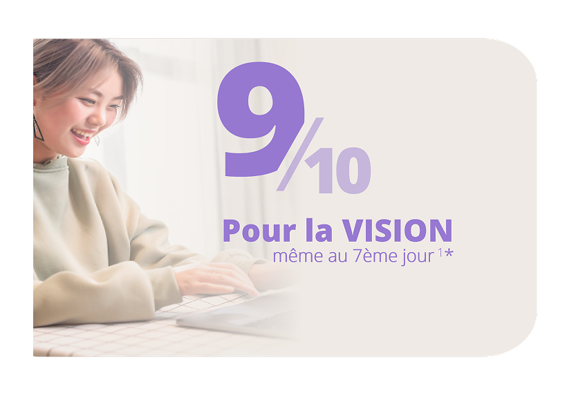 Femme souriante travaillant sur un ordinateur portable avec un texte à côté indiquant « 9/10 pour la vision, même au 7ᵉ jour ».