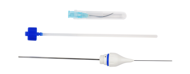 Punta monouso per vitrectomia anteriore 23G e consumabile per vitrectomia anteriore  visualizzati l'uno accanto all'altro.